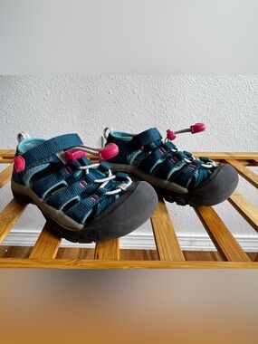 KEEN | Newport H2 Legion Blue/Hot Pink Closed Toe Water Sandal